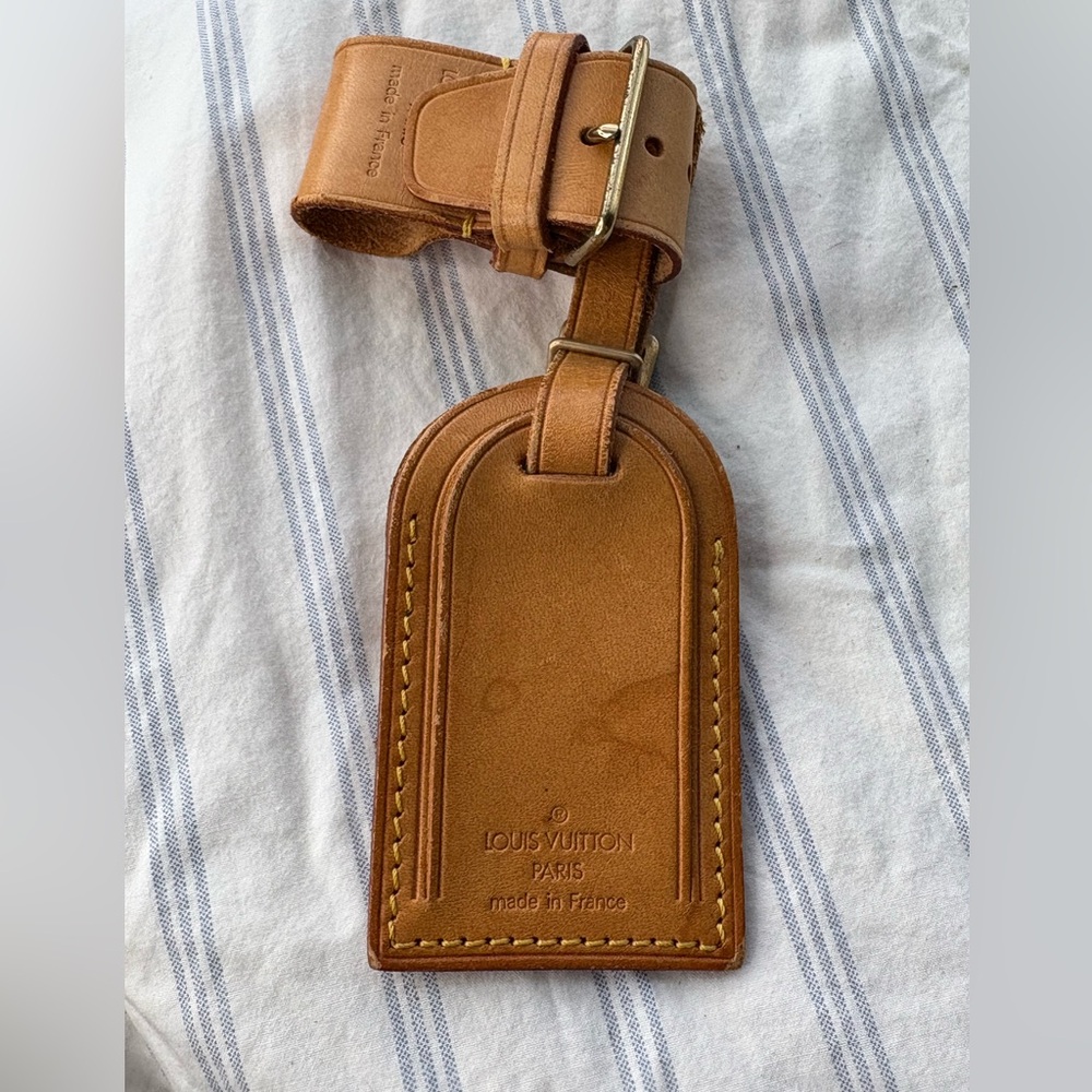 Authentic Louis Vuitton
Luggage Tag Poignet Vachetta
Leather Brass Gold Tan